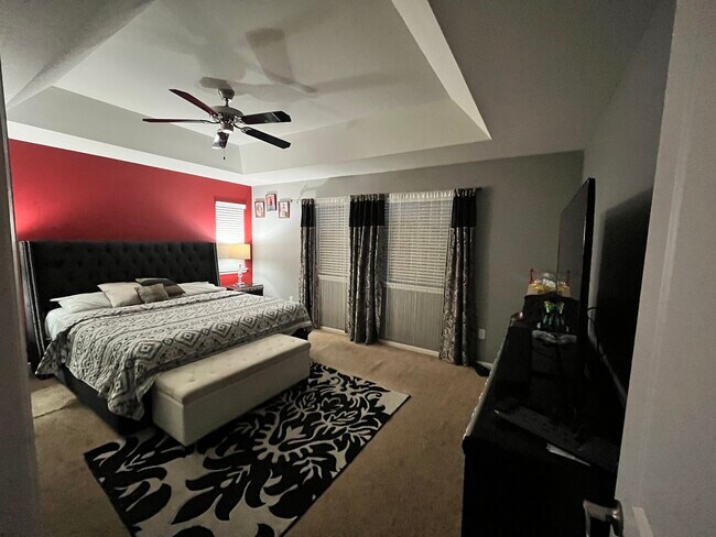 Master bedroom - 325 Stone Creek Dr