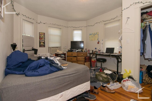 Building Photo - HOT BRIGHTON LISTING!!!!
