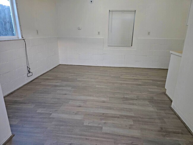 Foto del edificio - 13801 S Vermont Ave