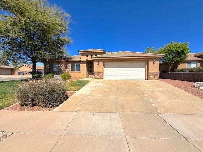 Foto del edificio - 3 bed, 2 bath home with 2 car garage
