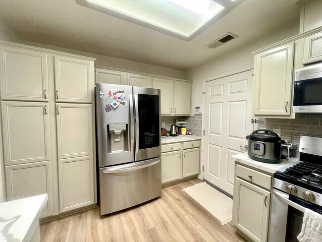 KITCHEN STAINLESS STEEL APPLIANCES - 8554 Burnet Ave
