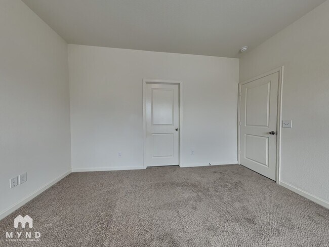 Foto del edificio - 1056 Banyon Tree Ln