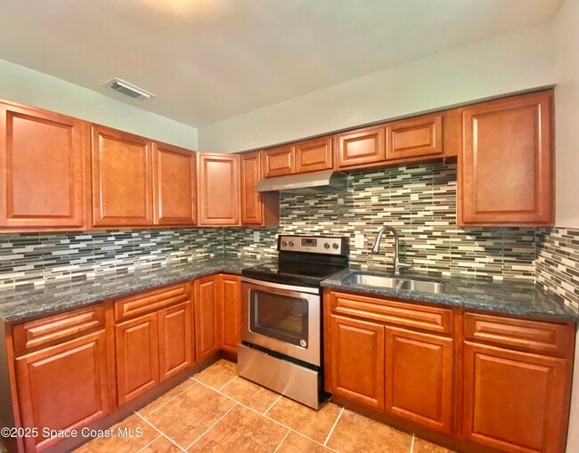 Building Photo - 555 Kings Way
