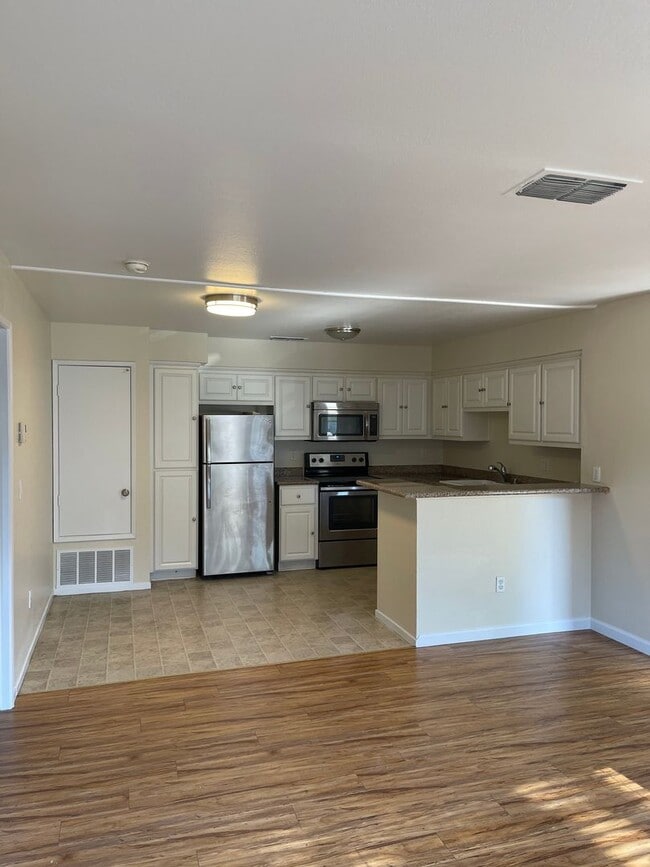 Foto del edificio - DOWNSTAIRS CONDO IN GATED COMMUNITY