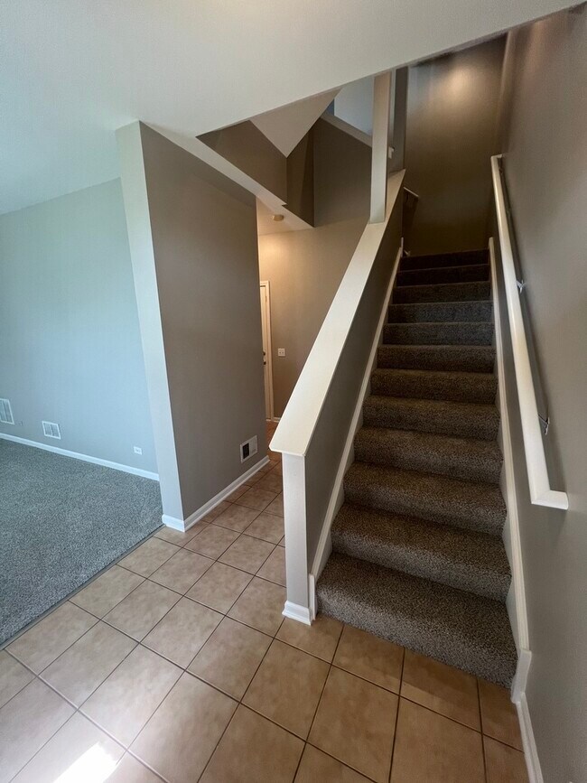 Building Photo - 704 N Aspen Dr