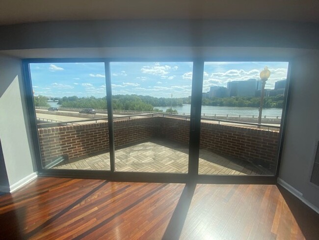 Foto del edificio - A two bedroom, two bath contemporary condo...