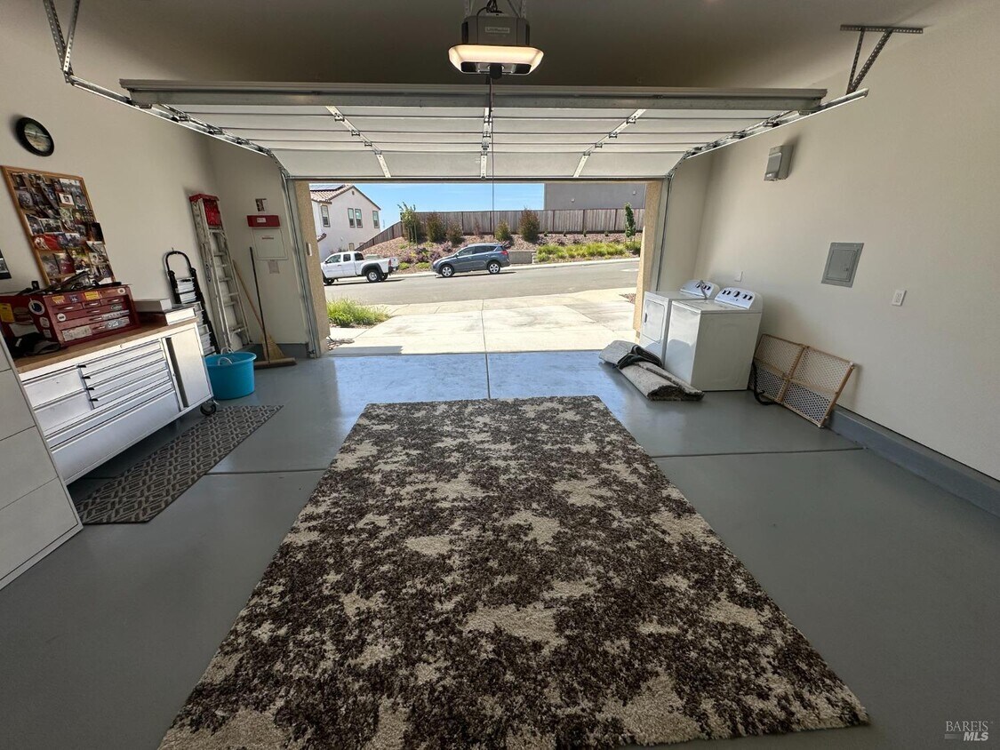 Foto principal - 8178 Rainwater Dr