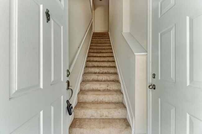 Building Photo - Beautiful 3BR/2BA Condo in Gated Stoney Cr...