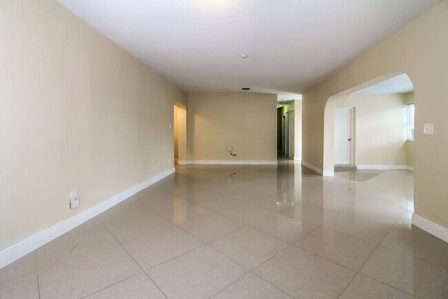 Building Photo - 5660 W 9th Ct
