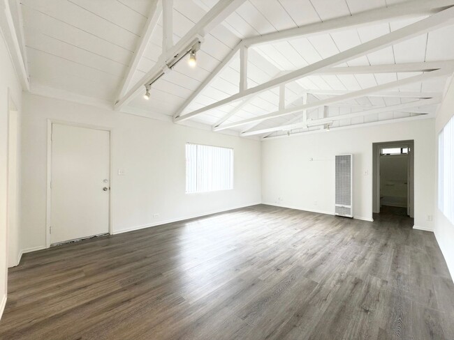 Building Photo - Spacious Lower Level w/ Yard and Garage!