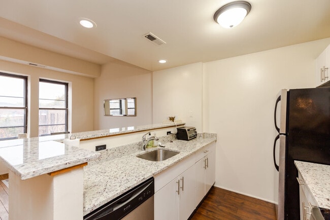 Building Photo - 1048 W Dickens Ave