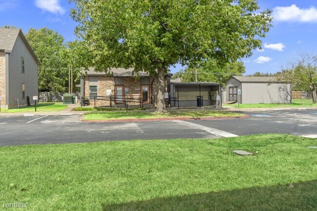 Building Photo - 3 br, 1.5 bath Apartment - Cleburne Plaza C