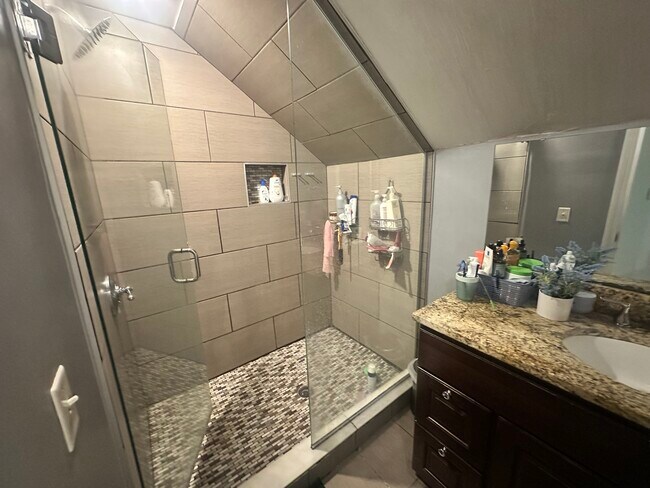 Building Photo - 33 Iroquois St