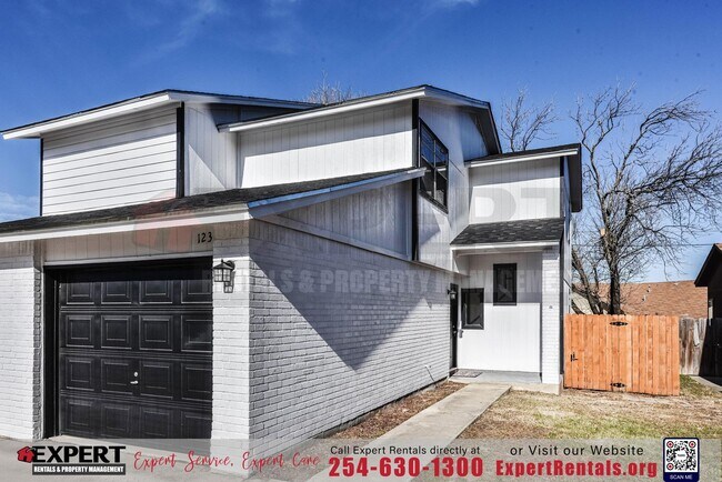 Building Photo - 1233 Royal Crest Dr
