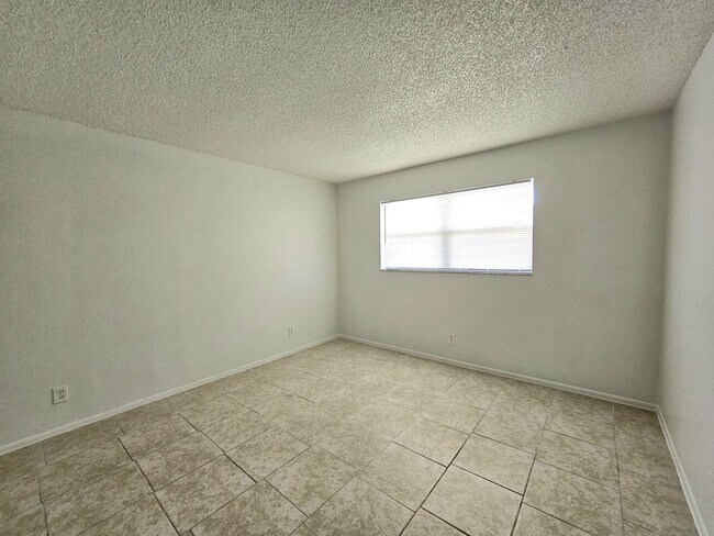 Building Photo - 8000 S Colony Cir