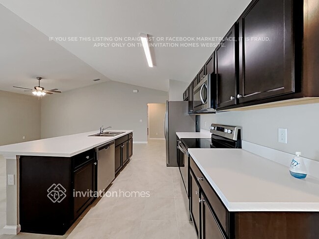 Building Photo - 150 SW Milburn Cir