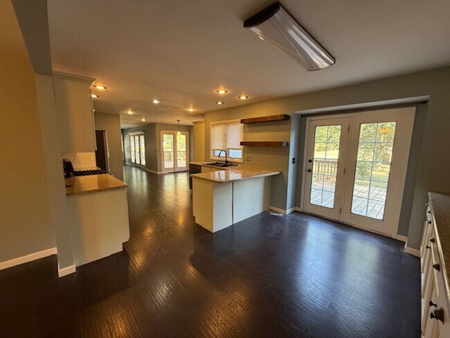 Foto del edificio - 5820 Iron Bridge Rd