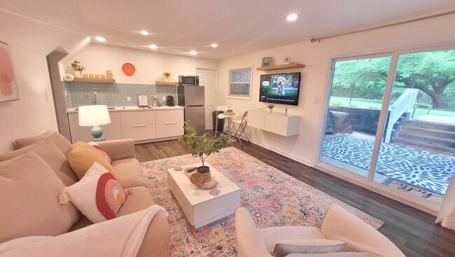 Sala de estar con puertas corredizas que dan a un patio privado. - 122 Phillips Cir