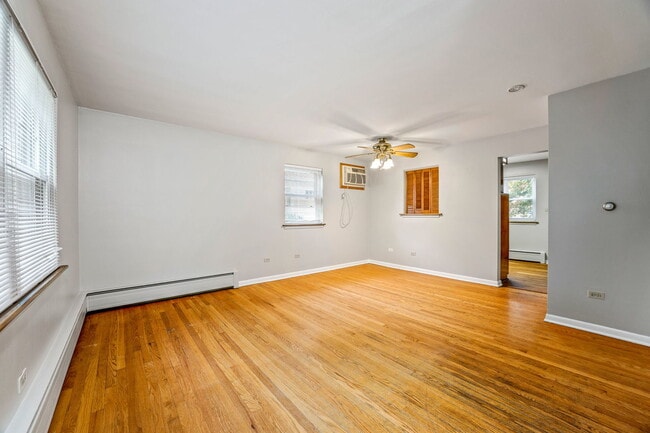 Building Photo - 21 E Thorndale Ave