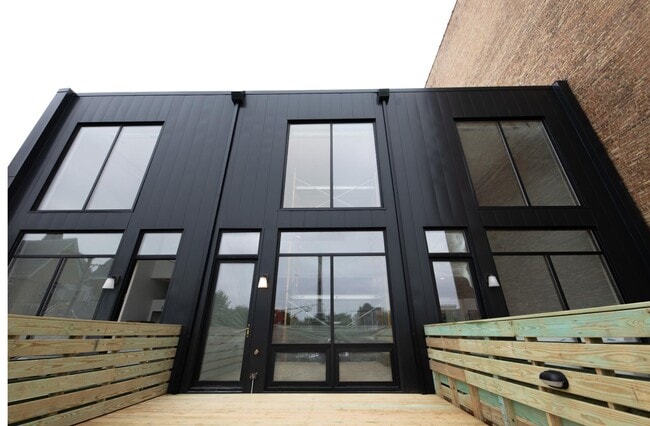 Building Photo - 1637 W Chicago Ave