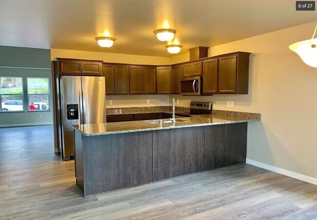 Foto del edificio - Charming 7 bedroom, 3 bath home available in August!