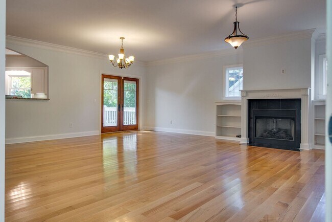 Building Photo - Stunning Sylvan Park Home