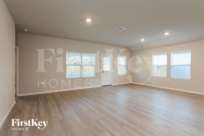 Foto del edificio - 4527 Meadowland Pl