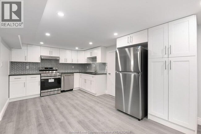 Building Photo - 730 Cabana Road W