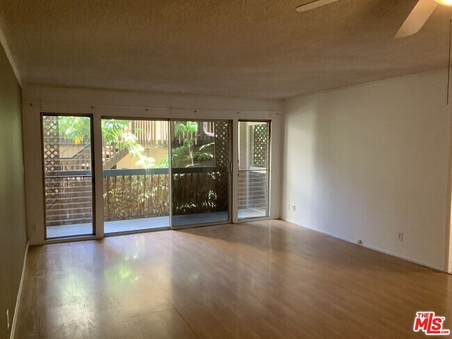 Foto del edificio - 5650 Cambridge Way