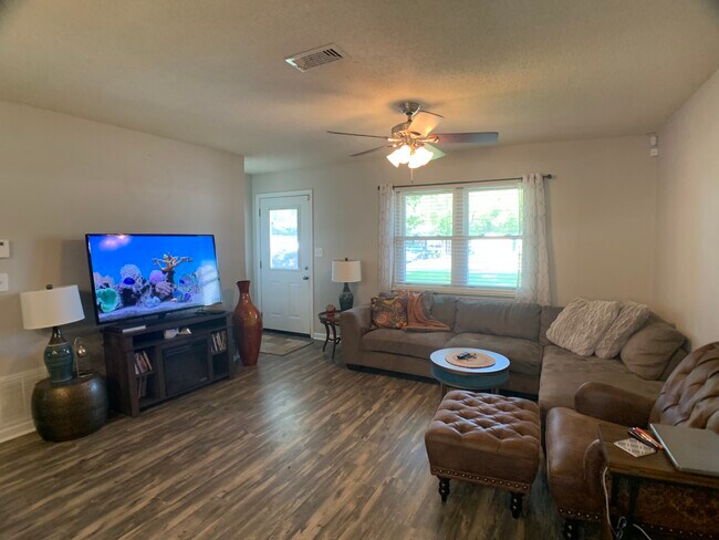 Sala de estar - 205 Evergreen Dr