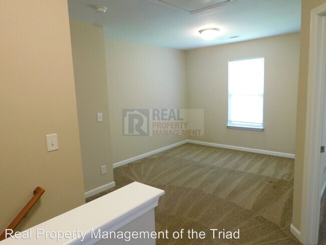 Building Photo - 3 br, 2.5 bath House - 1017 Meadow Oak Dr.*