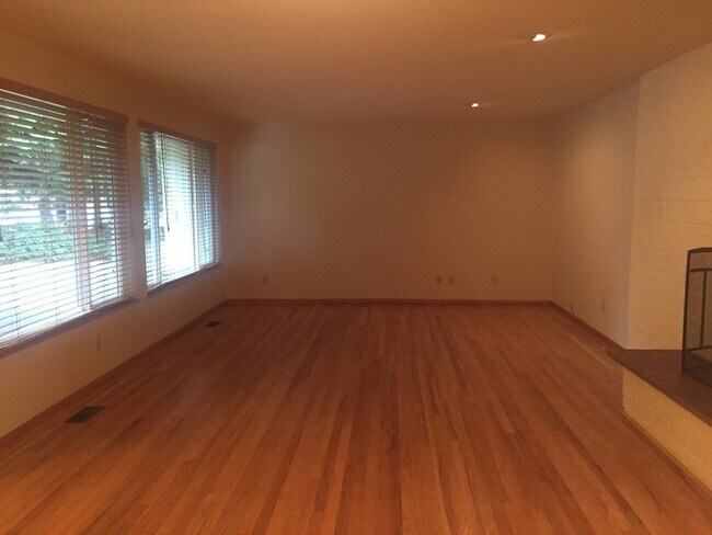 Building Photo - Beautifully Refinished 4BR 2BA Home on Lar...