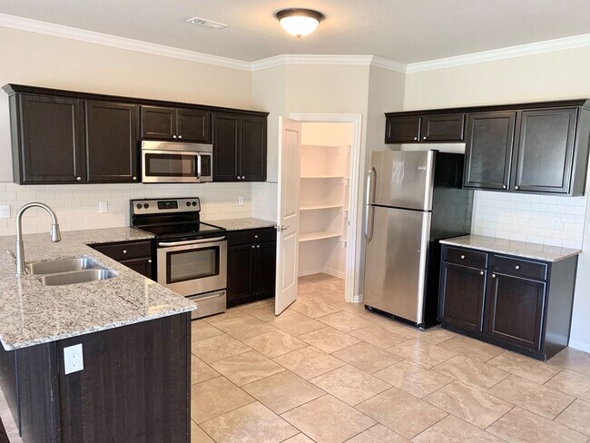 Building Photo - 3 Bedroom Townhome for Rent in Rogers! AVA...