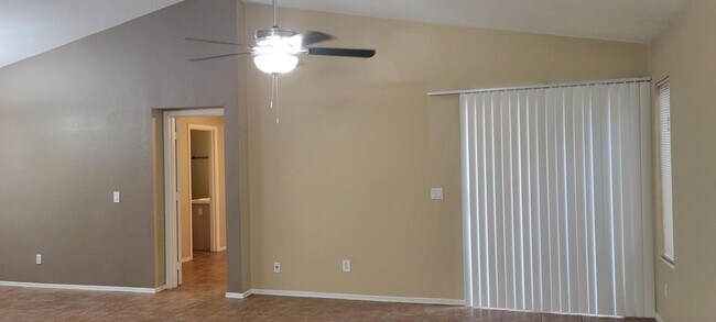 Foto del edificio - All tile in this 4 bedroom home!