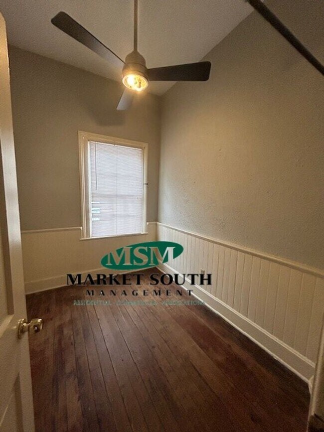 Building Photo - HISTORIC DOWNTOWN ONE BEDROOM!