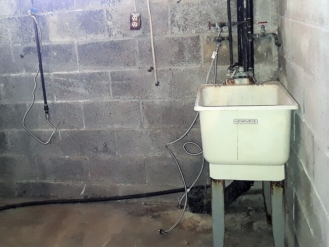laundry tub adjacent to washer dryer hook-up - 406 Brierly Ln