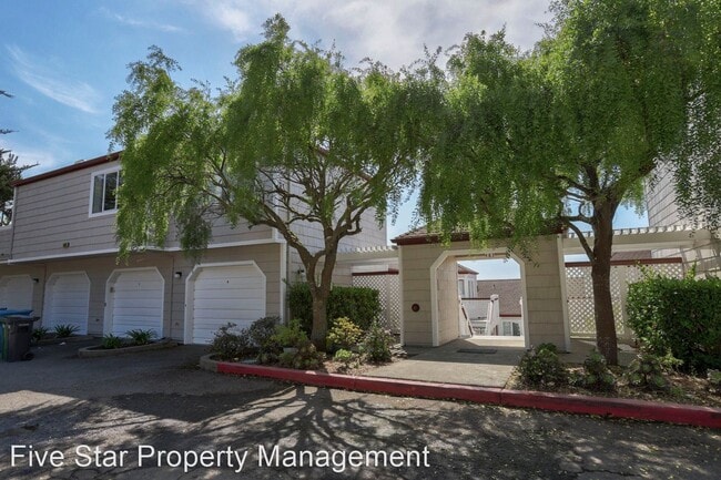 Building Photo - 483 Green Ridge Dr