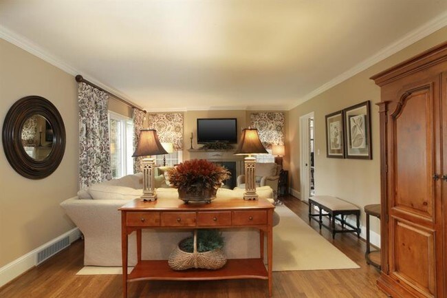 Foto del edificio - 744 East Paces Ferry Rd NE