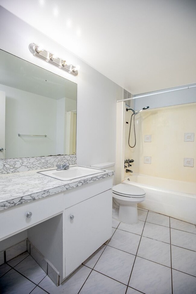 Building Photo - 222 Lili?uokalani Ave
