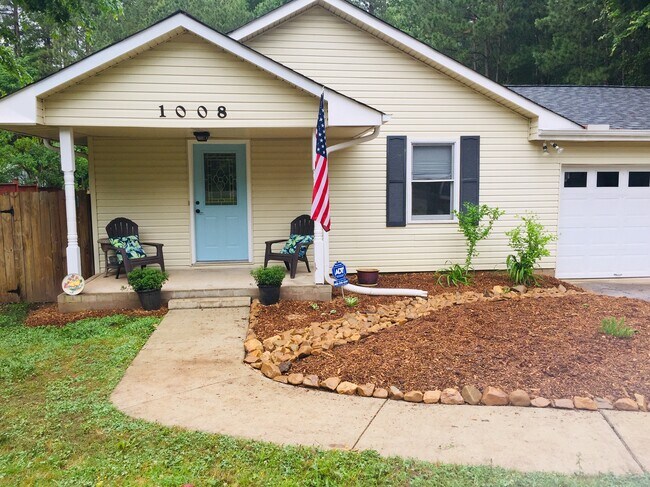 Parterre delantero recientemente ajardinado con un lecho de arroyo seco. - 1008 Carpenter Fletcher Rd