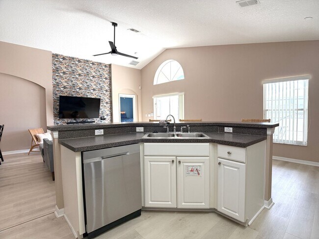 Foto del edificio - Four Corners Area! Gated Community! Move In Ready! Fully Furnished! Pet Friendly! Lawn Care & Poo...