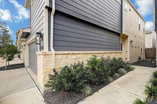 Building Photo - 5506 Oriente Ln