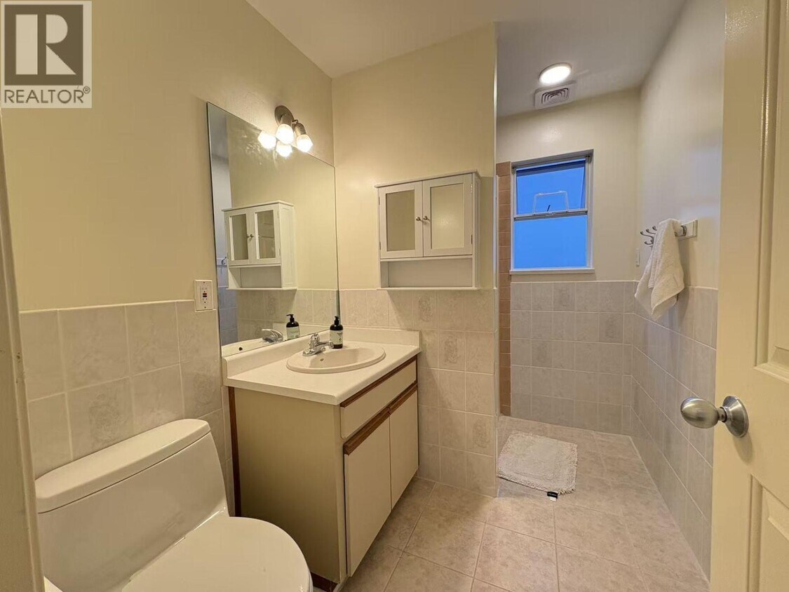 Building Photo - 708 W 59th Ave