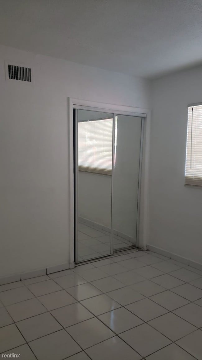 Building Photo - 1 br, 1 bath Apartment - 1939 N Glades Dr 3