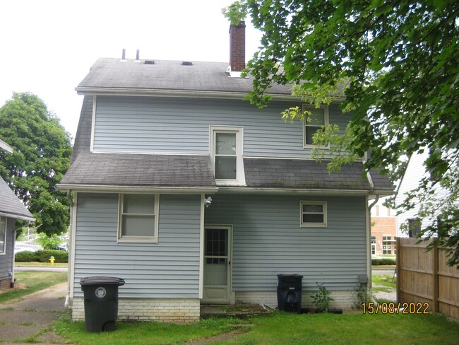 Building Photo - 3 Bedrooms & 1 Bathroom near Buchtel HS