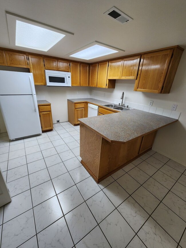 Foto del edificio - Spacious 3-Bed Duplex Retreat in Tacoma: 1...