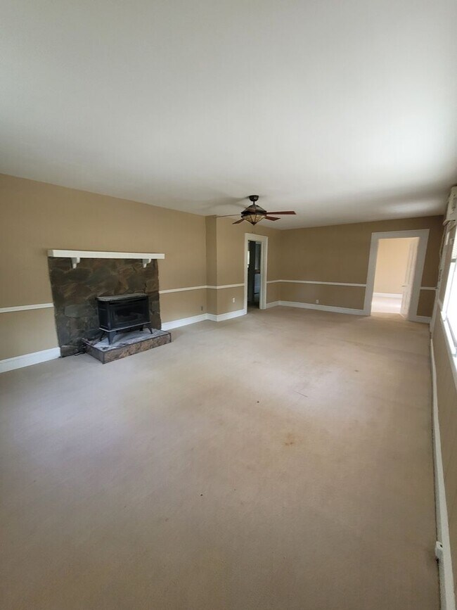 Foto del edificio - Madison Co. –3Bedroom, 1 Bathroom- Comer, GA – QUIET NEIGHBORHOOD – HOME SITS ON BEAUTIFUL CORNER...