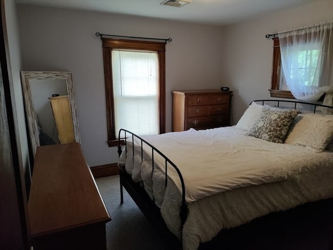 Building Photo - 100 Neil St