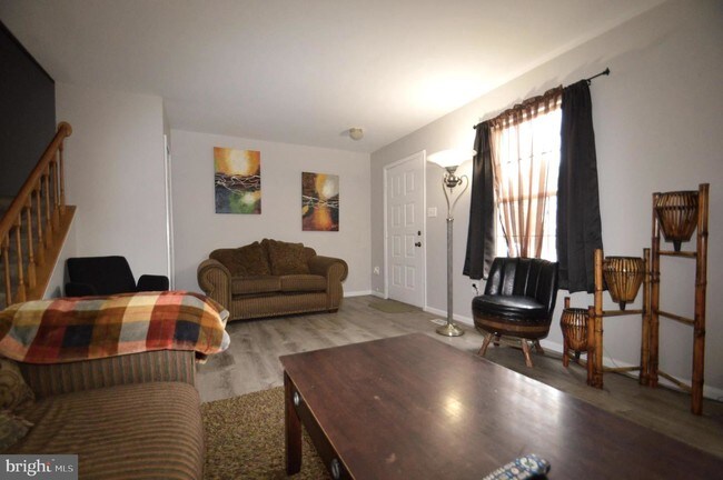 Foto del edificio - 8649 Point of Woods Dr