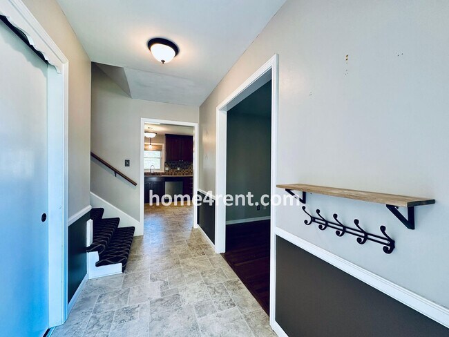 Foto del edificio - Attractive Overland Park Home, Wood Floors...